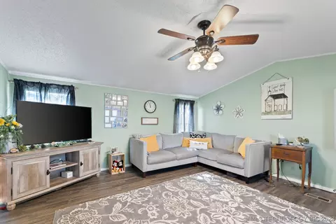 8404 Conifer Rd, Henryetta, OK 74437 photo 4
