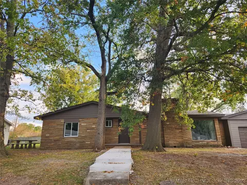 1316 NE 3rd St, Pryor, OK 74361