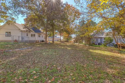 1 W Pecan St, Coweta, OK 74429