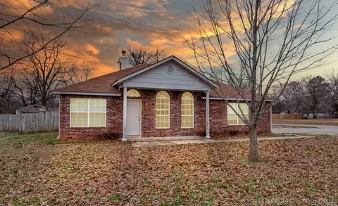 202 S Division St, Coweta, OK 74429
