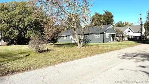 418 S 4th St, Morris, OK 74445 photo 4