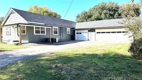 418 S 4th St, Morris, OK 74445 photo 3