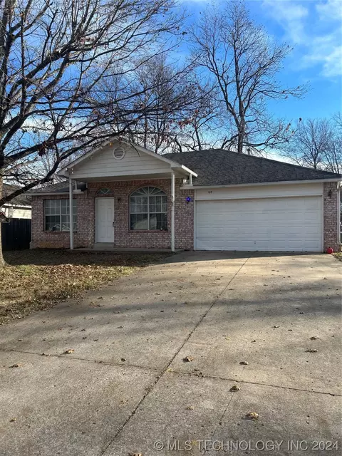 107 N Division St, Coweta, OK 74429