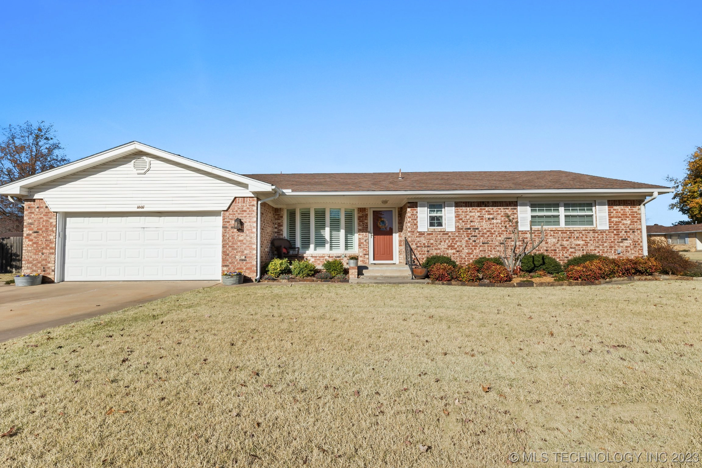 1807 Crestview Dr  