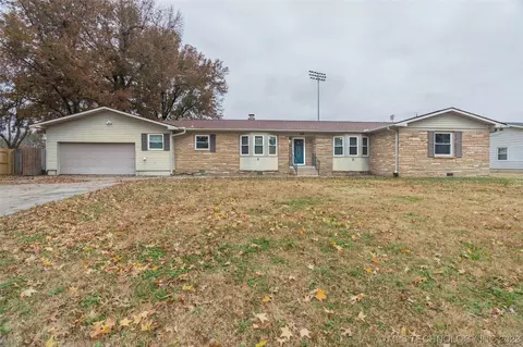 909 SE 14th St, Pryor, OK 74361