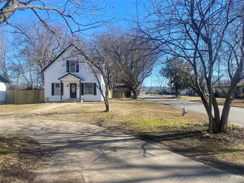 19 S Bailey St, Pryor, OK 74361 photo 2