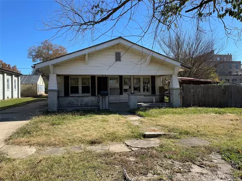 218 N 4th St, Okemah, OK 74859
