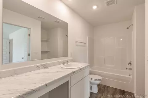 Bath - 705 S Cherokee Ave, Haskell, OK 74436 photo 1 of 4