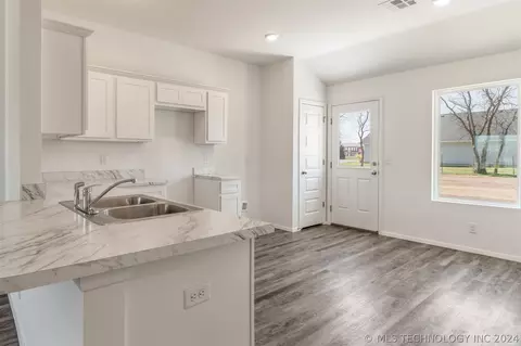 Kitchen - 705 S Cherokee Ave, Haskell, OK 74436 photo 3 of 6