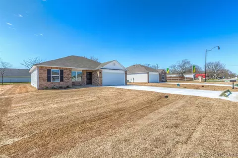 Exterior - 705 S Cherokee Ave, Haskell, OK 74436 photo 2 of 10
