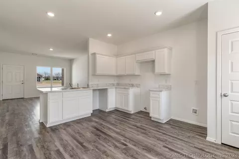 Kitchen - 705 S Cherokee Ave, Haskell, OK 74436 photo 4 of 6