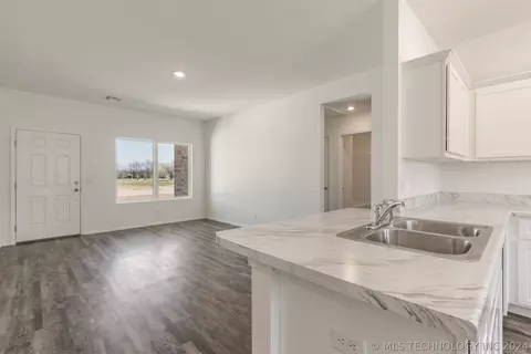 Kitchen - 705 S Cherokee Ave, Haskell, OK 74436 photo 6 of 6