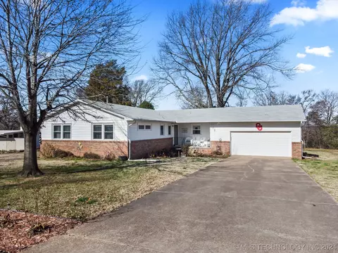 421 E 19th St, Okmulgee, OK 74447 photo 1