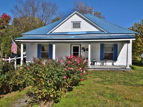 305 W Olive St, Stilwell, OK 74960