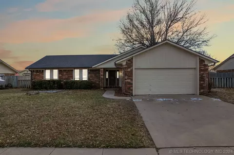 1300 SE 17th St, Pryor, OK 74361