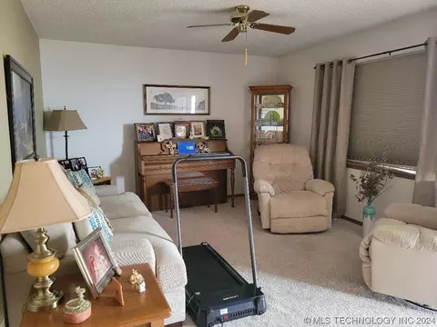 207 Lackey Dr, Eufaula, OK 74432 photo 3