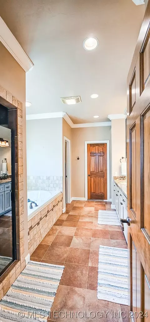 Bath - 234 E Bk 705 Rd, Eufaula, OK 74432 photo 1 of 10
