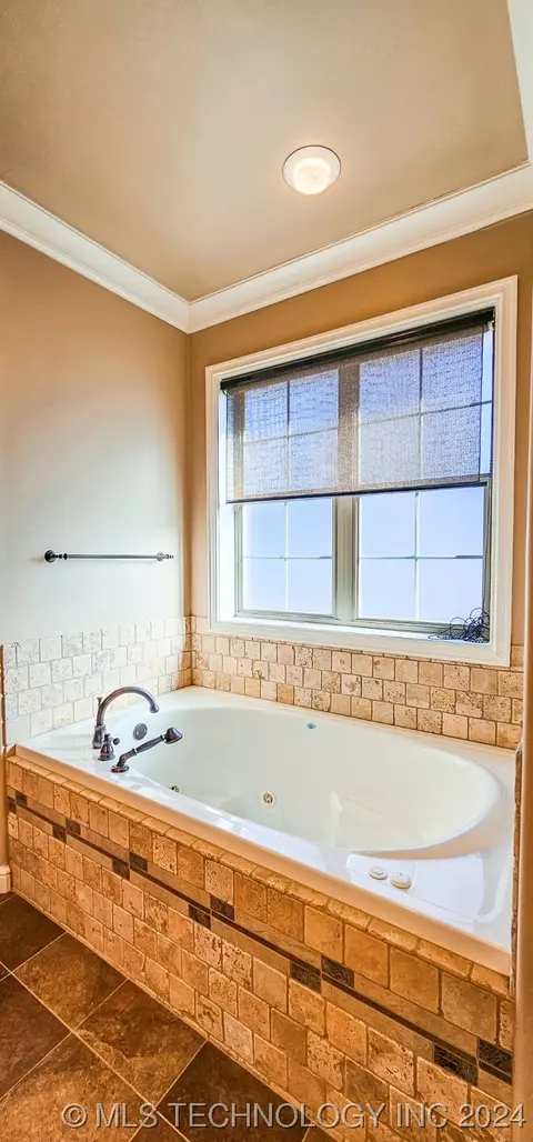 Bath - 234 E Bk 705 Rd, Eufaula, OK 74432 photo 3 of 10