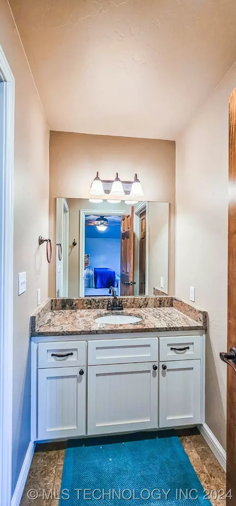 Bath - 234 E Bk 705 Rd, Eufaula, OK 74432 photo 5 of 10