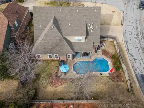 Exterior - 9152 E 103rd St, Tulsa, OK 74133 photo 5 of 10