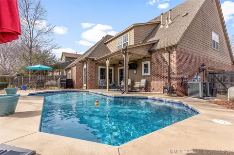 Exterior - 9152 E 103rd St, Tulsa, OK 74133 photo 7 of 10
