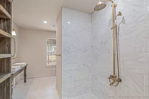 Bath - 20976 S 38th St S, Broken Arrow, OK 74014 photo 4 of 5
