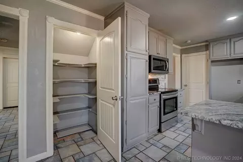 Kitchen - 7331 E 61st Pl, Tulsa, OK 74133 photo 8 of 8