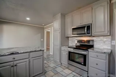 Kitchen - 7331 E 61st Pl, Tulsa, OK 74133 photo 4 of 8
