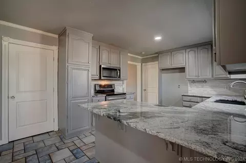 Kitchen - 7331 E 61st Pl, Tulsa, OK 74133 photo 3 of 8