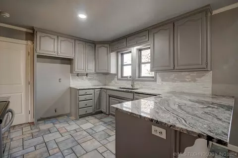 Kitchen - 7331 E 61st Pl, Tulsa, OK 74133 photo 2 of 8