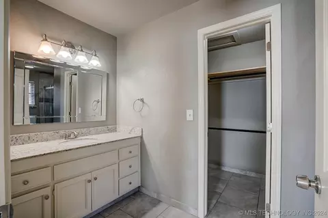 Bath - 7331 E 61st Pl, Tulsa, OK 74133 photo 2 of 4