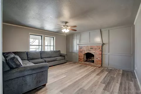 Living - 7331 E 61st Pl, Tulsa, OK 74133 photo 2 of 3