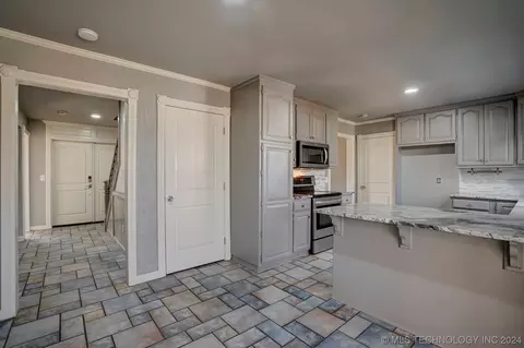 Kitchen - 7331 E 61st Pl, Tulsa, OK 74133 photo 5 of 8