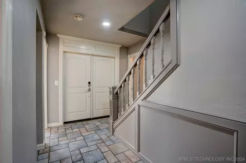 Entry Way - 7331 E 61st Pl, Tulsa, OK 74133 photo 2 of 5