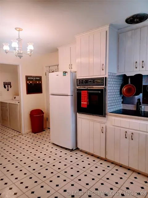 1541 E 60th Pl, Tulsa, OK 74105 photo 9