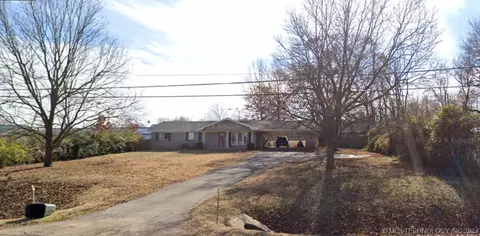 424 W Locust St, Stilwell, OK 74960