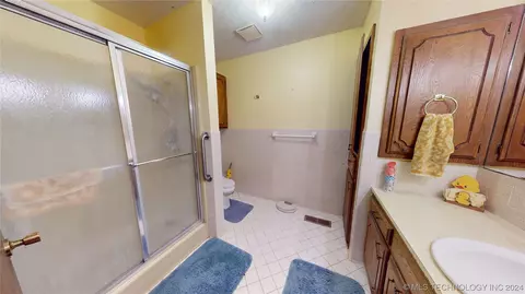 Bath - 6380 Lowe Lake Rd, Davis, OK 73030 photo 1 of 4