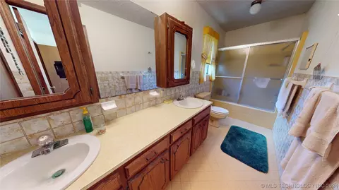 Bath - 6380 Lowe Lake Rd, Davis, OK 73030 photo 3 of 4