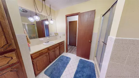 Bath - 6380 Lowe Lake Rd, Davis, OK 73030 photo 2 of 4
