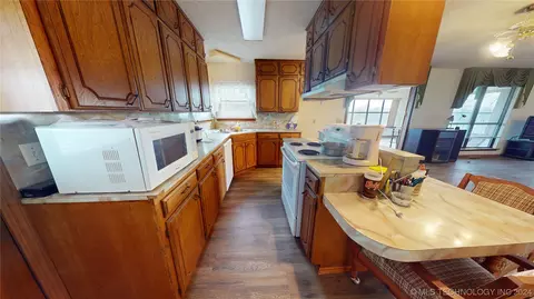 Kitchen - 6380 Lowe Lake Rd, Davis, OK 73030 photo 2 of 3