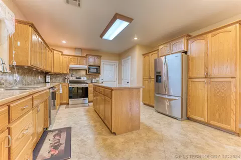 Kitchen - 3720 E 116th St, Perkins, OK 74059 photo 2 of 2