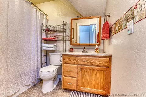 Bath - 3720 E 116th St, Perkins, OK 74059 photo 4 of 4