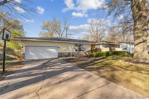 809 SE 15th St, Pryor, OK 74361