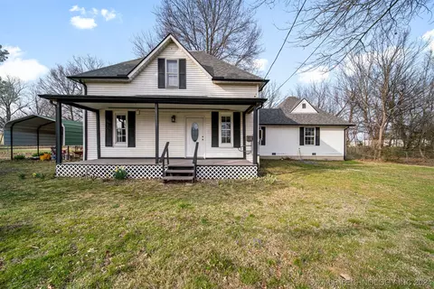1107 E Cherokee St, Wagoner, OK 74467 photo 1