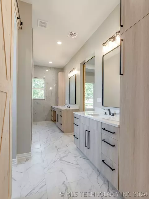 Bath - 1213 S Monte Vis, Ada, OK 74820 photo 2 of 12