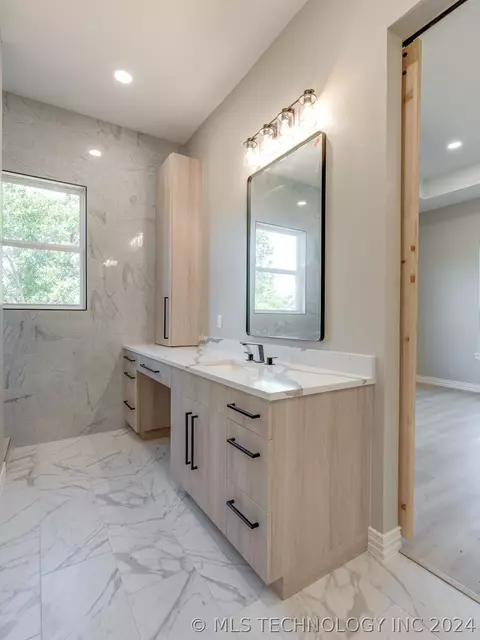 Bath - 1213 S Monte Vis, Ada, OK 74820 photo 3 of 12