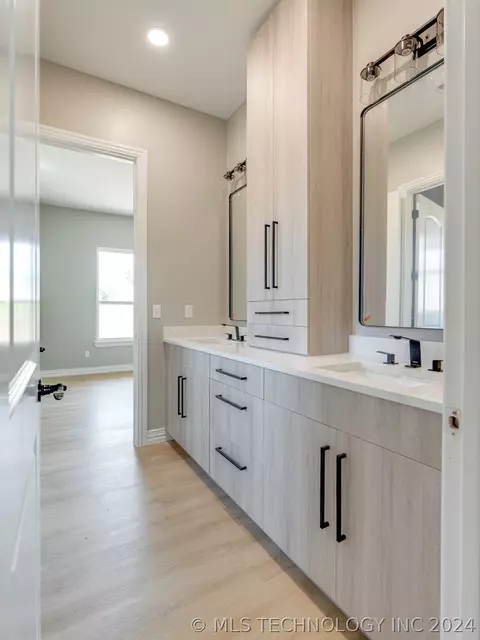 Bath - 1213 S Monte Vis, Ada, OK 74820 photo 8 of 12