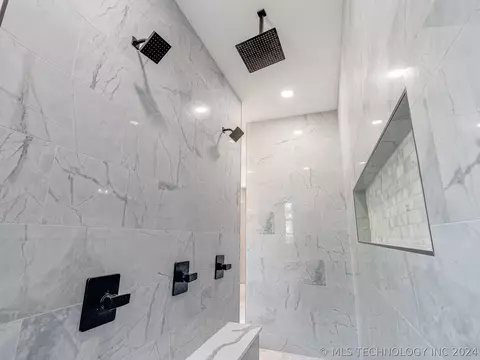 Bath - 1213 S Monte Vis, Ada, OK 74820 photo 6 of 12