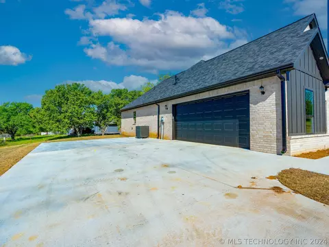 Exterior - 1213 S Monte Vis, Ada, OK 74820 photo 6 of 8