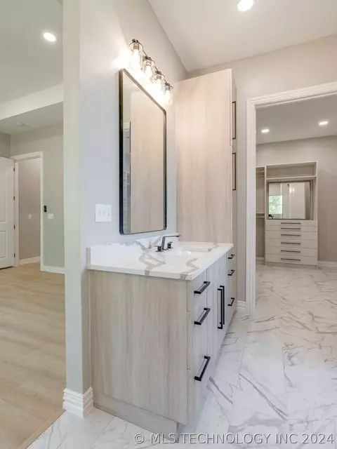 Bath - 1213 S Monte Vis, Ada, OK 74820 photo 4 of 12